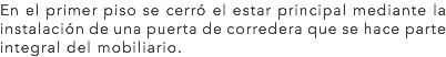En el primer piso se cerró el estar principal mediante la instalación de una puerta de corredera que se hace parte integral del mobiliario.